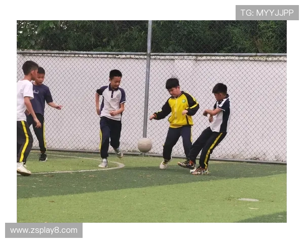 青春绿茵梦想起航学生们在校园足球场激情拼搏瞬间